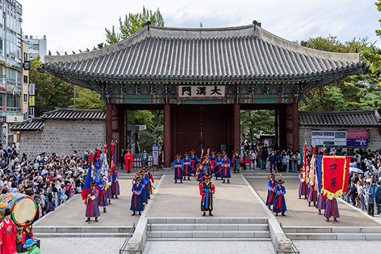 Royal guard changing ceremony at Deoksugung Palace Daehanmun Gate, guards in traditional Joseon Dynasty military uniforms performing ceremonial ritual