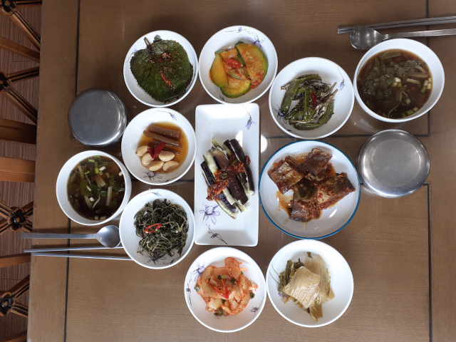 Korean breakfast culture showing traditional and modern Korean morning meals including rice, soup, banchan, and contemporary Korean breakfast foods