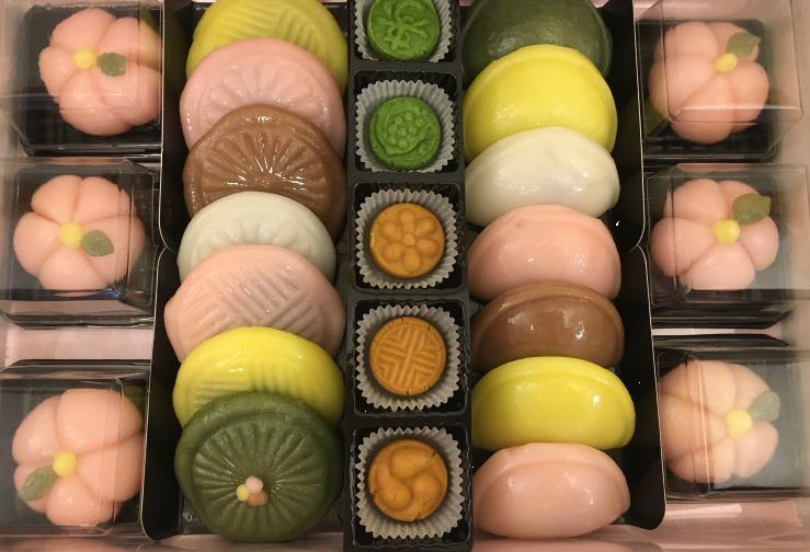 Korean rice cake culture showing variety of traditional Korean rice cakes including songpyeon, injeolmi, garaetteok representing Korean traditional confectionery heritage